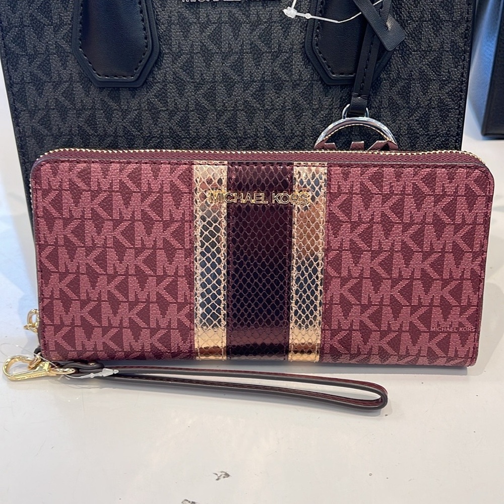 Michael Kors Jet Set Travel Large Signature Logo and Metallic Continental Wallet - Picture 9 of 16